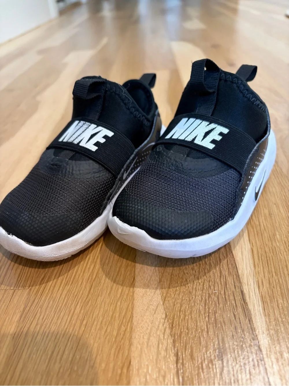 Nike Toddler Black and White Slip-On Sneakers 7T